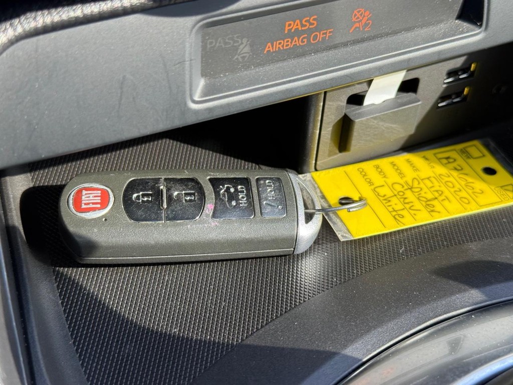 FIAT 124 Spider Vehicle Full-screen Gallery Image 24