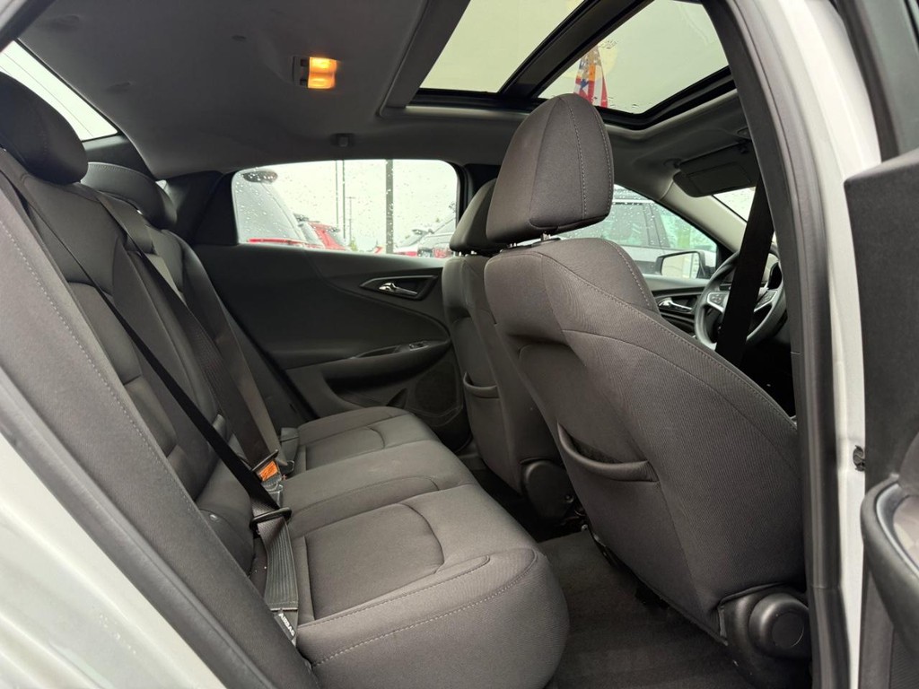 Chevrolet Malibu Vehicle Full-screen Gallery Image 11