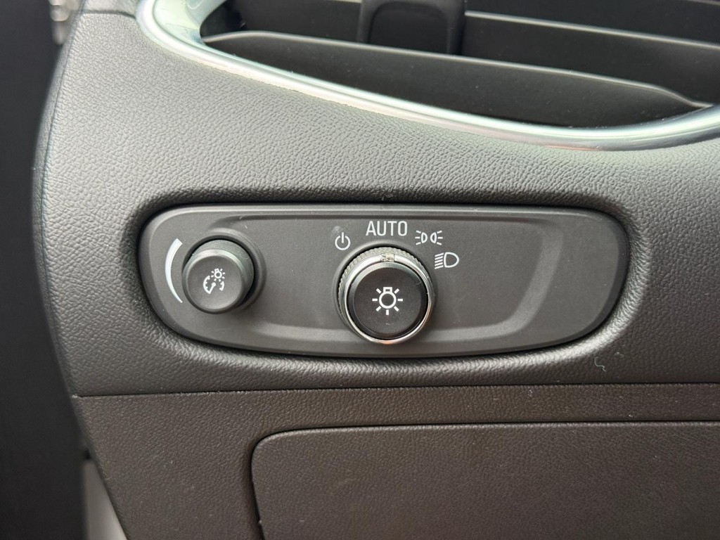 Chevrolet Malibu Vehicle Full-screen Gallery Image 24