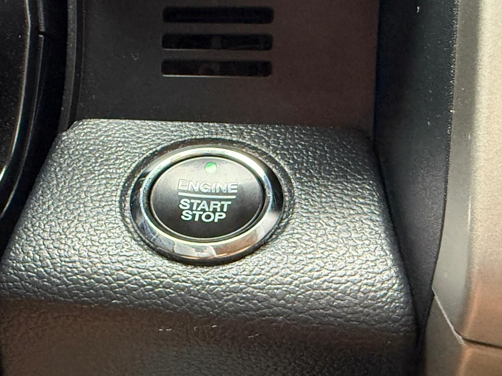 Ford Super Duty F-250 SRW Vehicle Full-screen Gallery Image 18