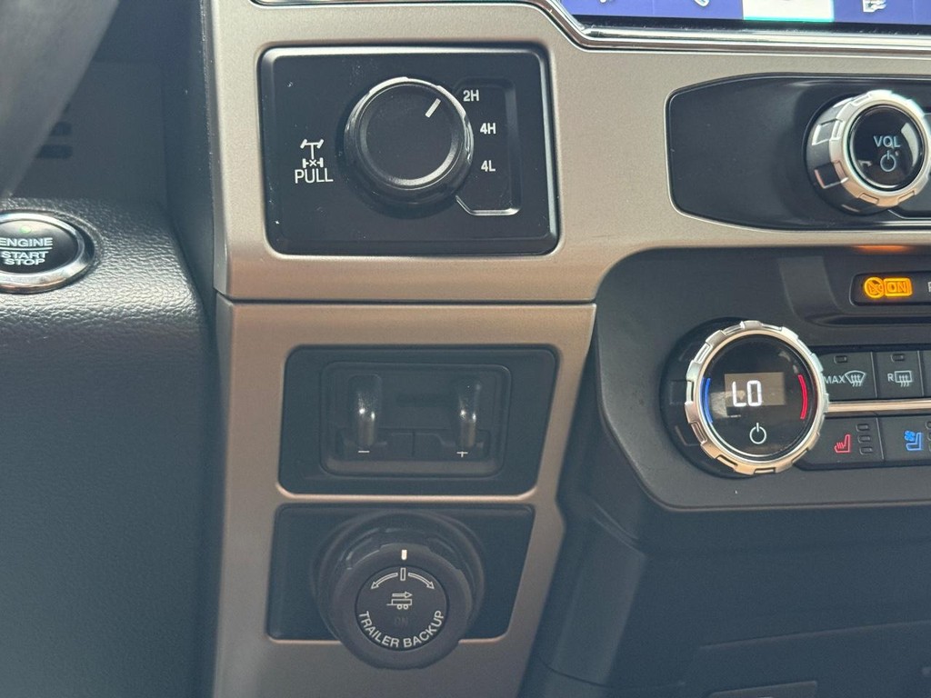 Ford Super Duty F-250 SRW Vehicle Full-screen Gallery Image 21