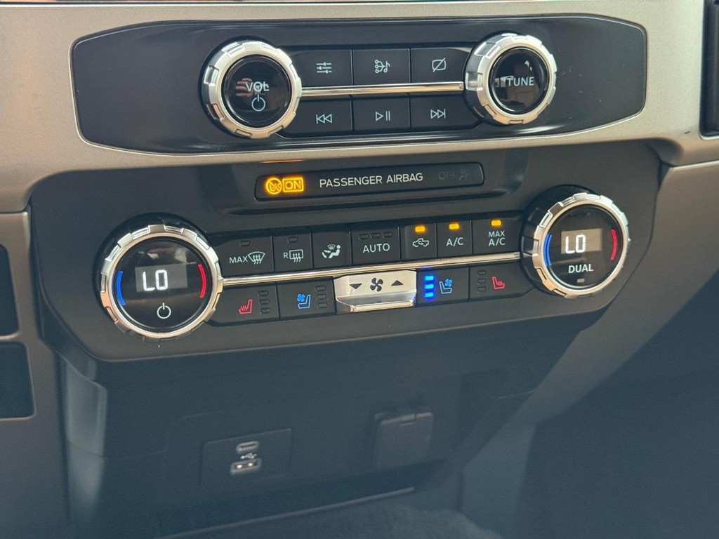 Ford Super Duty F-250 SRW Vehicle Full-screen Gallery Image 22