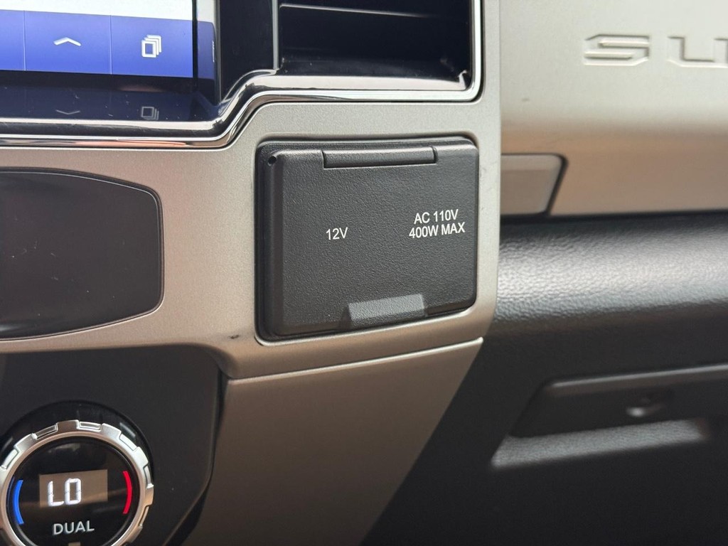 Ford Super Duty F-250 SRW Vehicle Full-screen Gallery Image 23