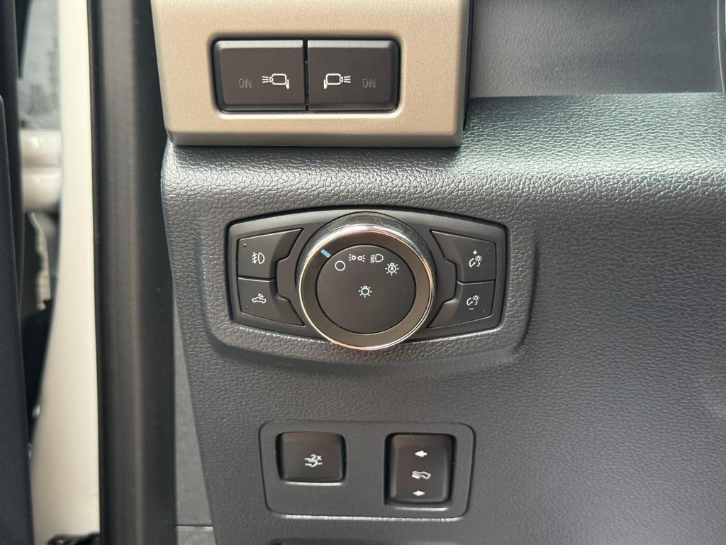 Ford Super Duty F-250 SRW Vehicle Full-screen Gallery Image 26