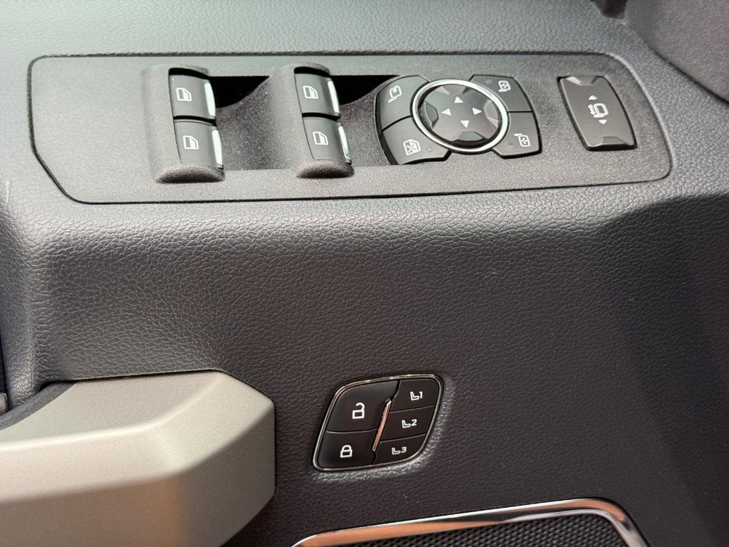 Ford Super Duty F-250 SRW Vehicle Full-screen Gallery Image 27