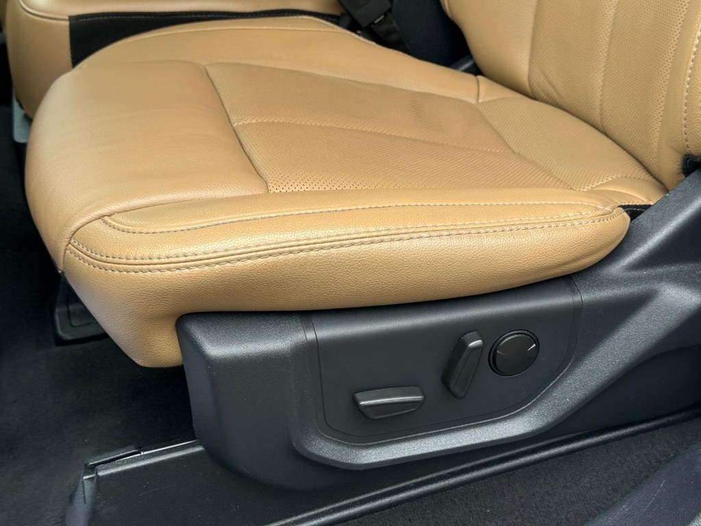 Ford Super Duty F-250 SRW Vehicle Full-screen Gallery Image 28