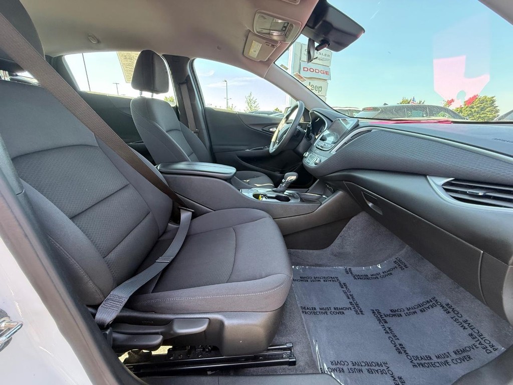 Chevrolet Malibu Vehicle Full-screen Gallery Image 07