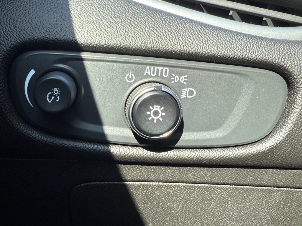 Chevrolet Malibu Vehicle Full-screen Gallery Image 23