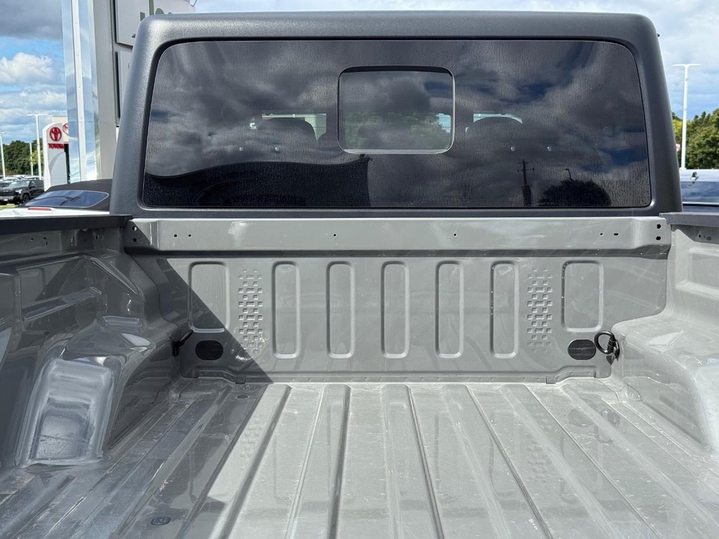 Jeep Gladiator Vehicle Full-screen Gallery Image 06
