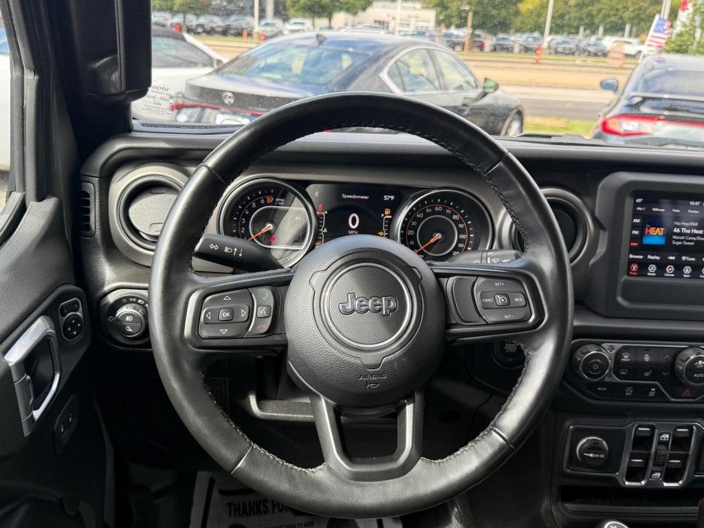 Jeep Gladiator Vehicle Full-screen Gallery Image 11