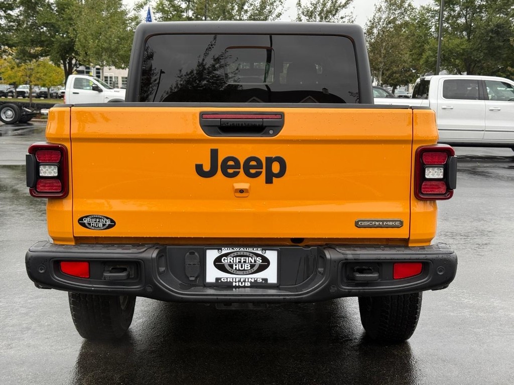 Jeep Gladiator Vehicle Full-screen Gallery Image 05