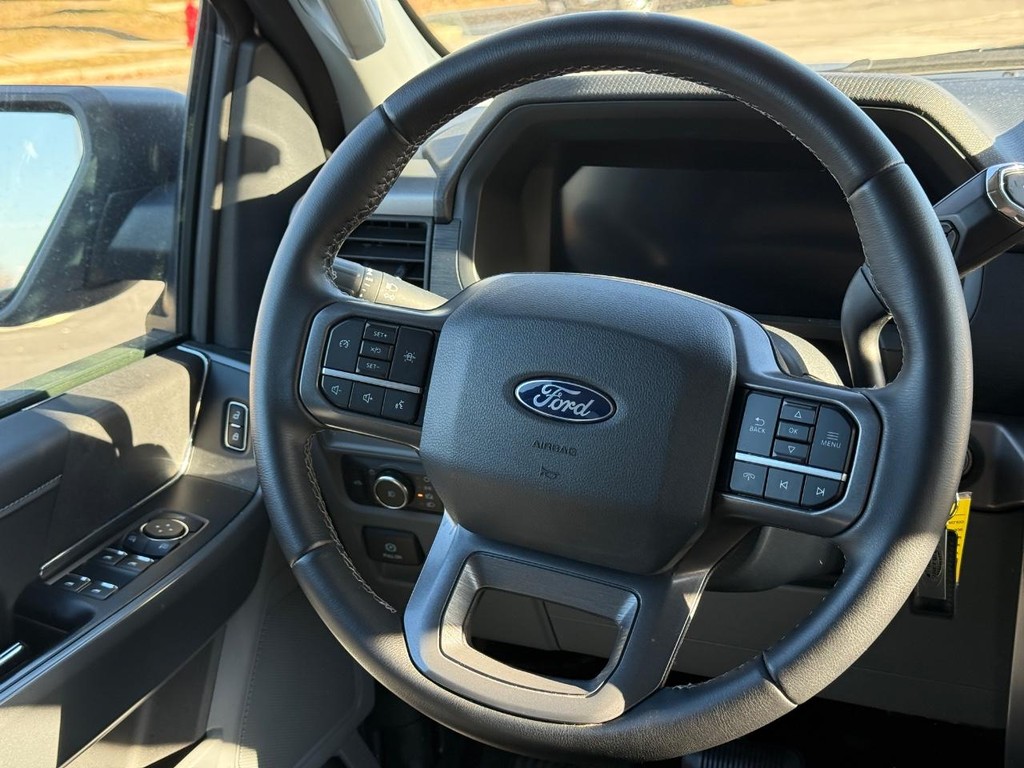 Ford F-150 Vehicle Full-screen Gallery Image 13