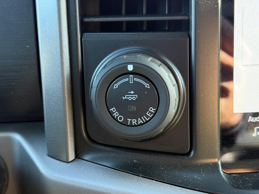 Ford F-150 Vehicle Full-screen Gallery Image 16