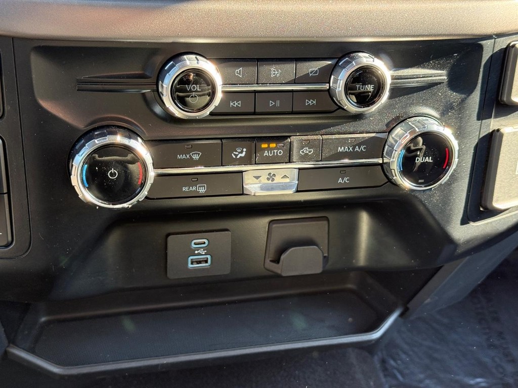 Ford F-150 Vehicle Full-screen Gallery Image 20