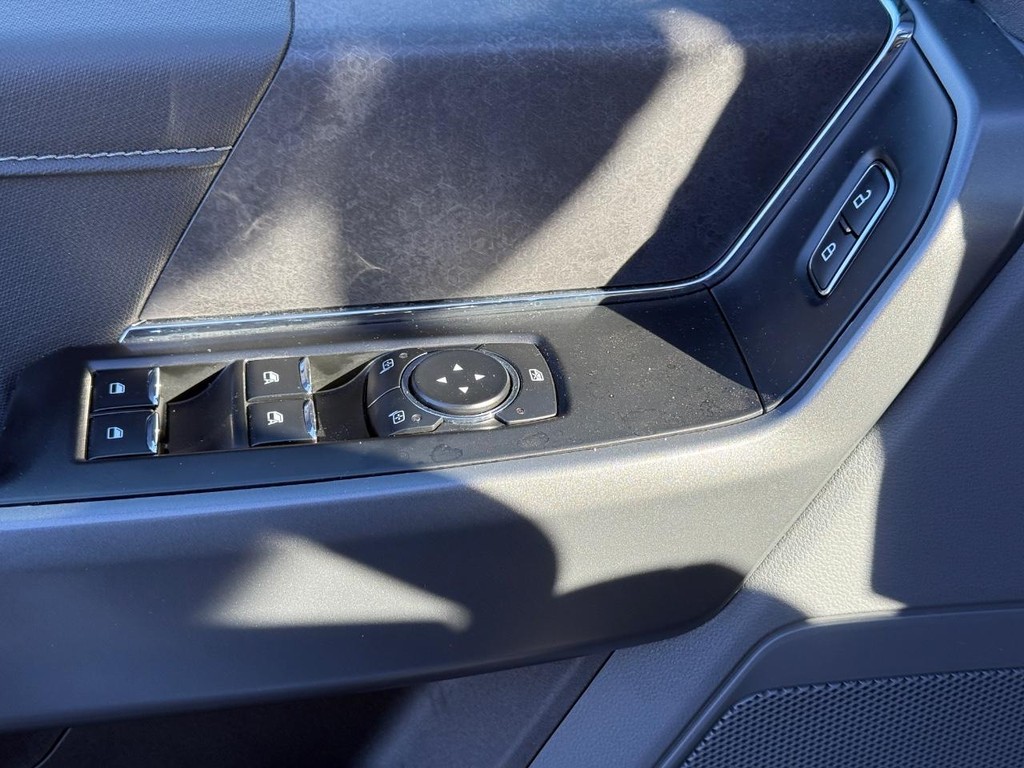 Ford F-150 Vehicle Full-screen Gallery Image 25