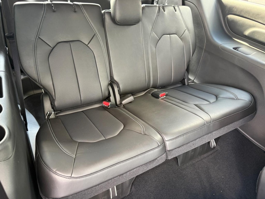 Chrysler Pacifica Vehicle Full-screen Gallery Image 05