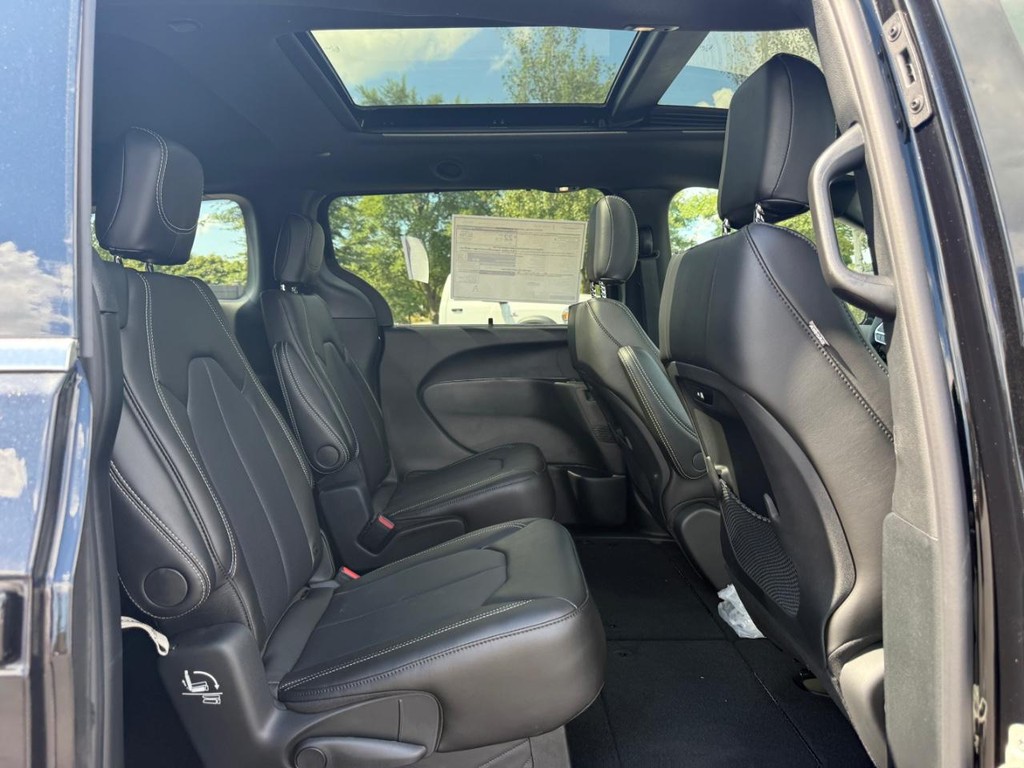 Chrysler Pacifica Vehicle Full-screen Gallery Image 06