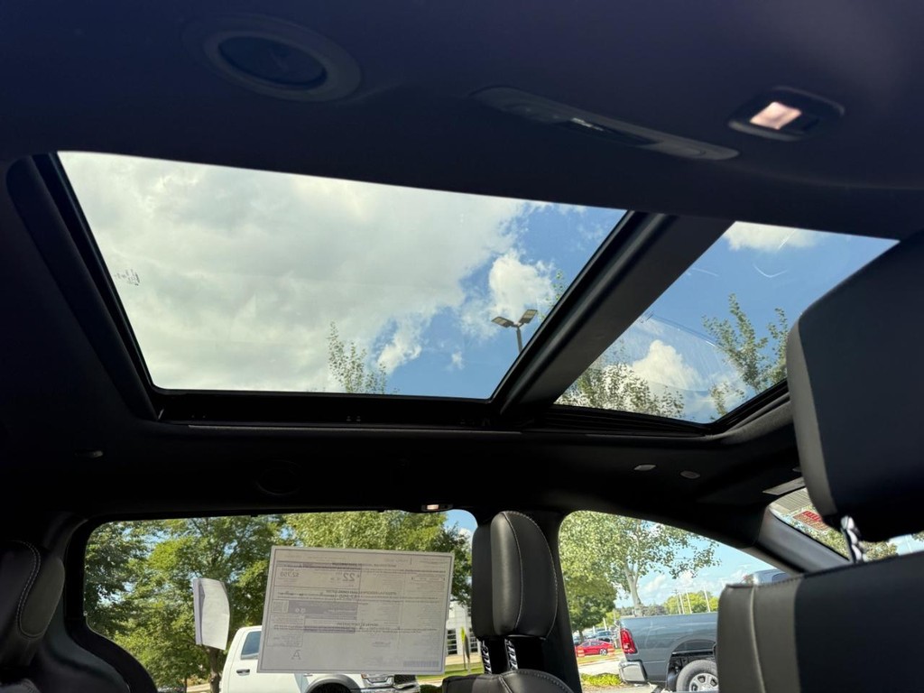 Chrysler Pacifica Vehicle Full-screen Gallery Image 07