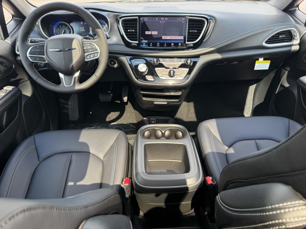 Chrysler Pacifica Vehicle Full-screen Gallery Image 08