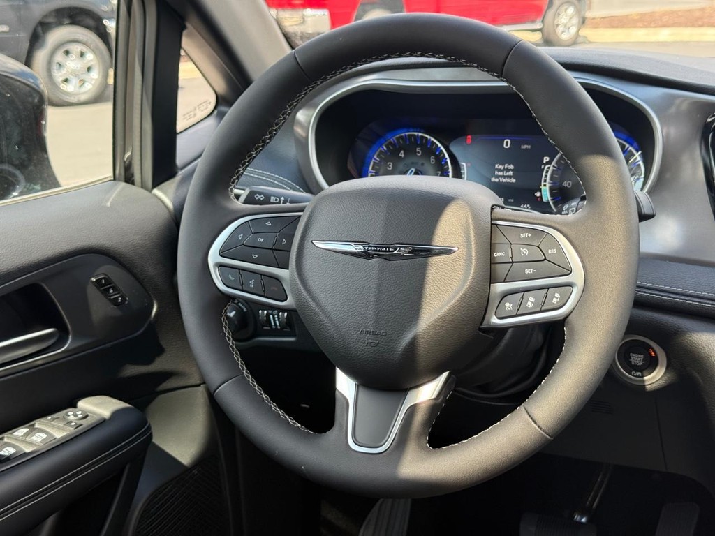 Chrysler Pacifica Vehicle Full-screen Gallery Image 09