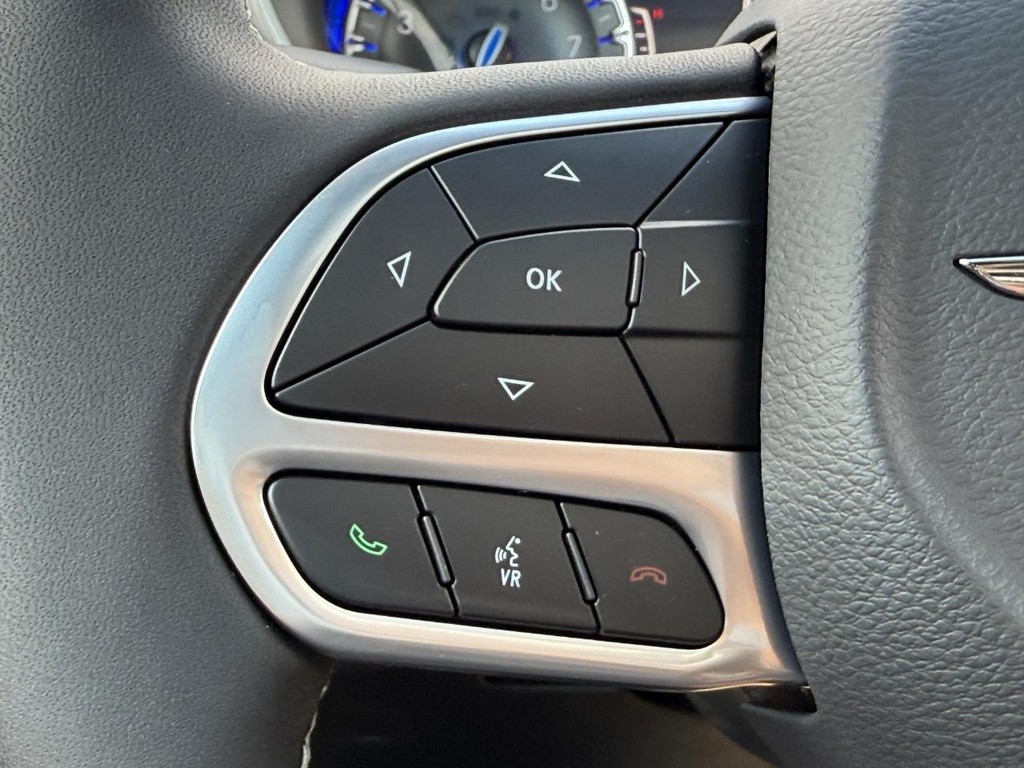 Chrysler Pacifica Vehicle Full-screen Gallery Image 10