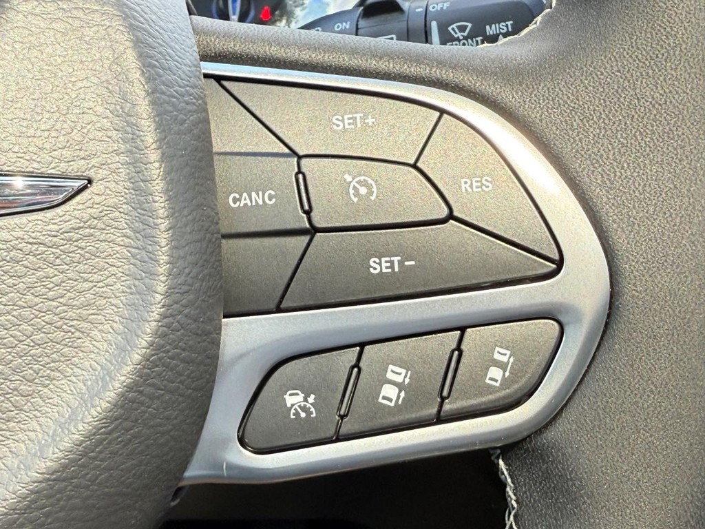 Chrysler Pacifica Vehicle Full-screen Gallery Image 11