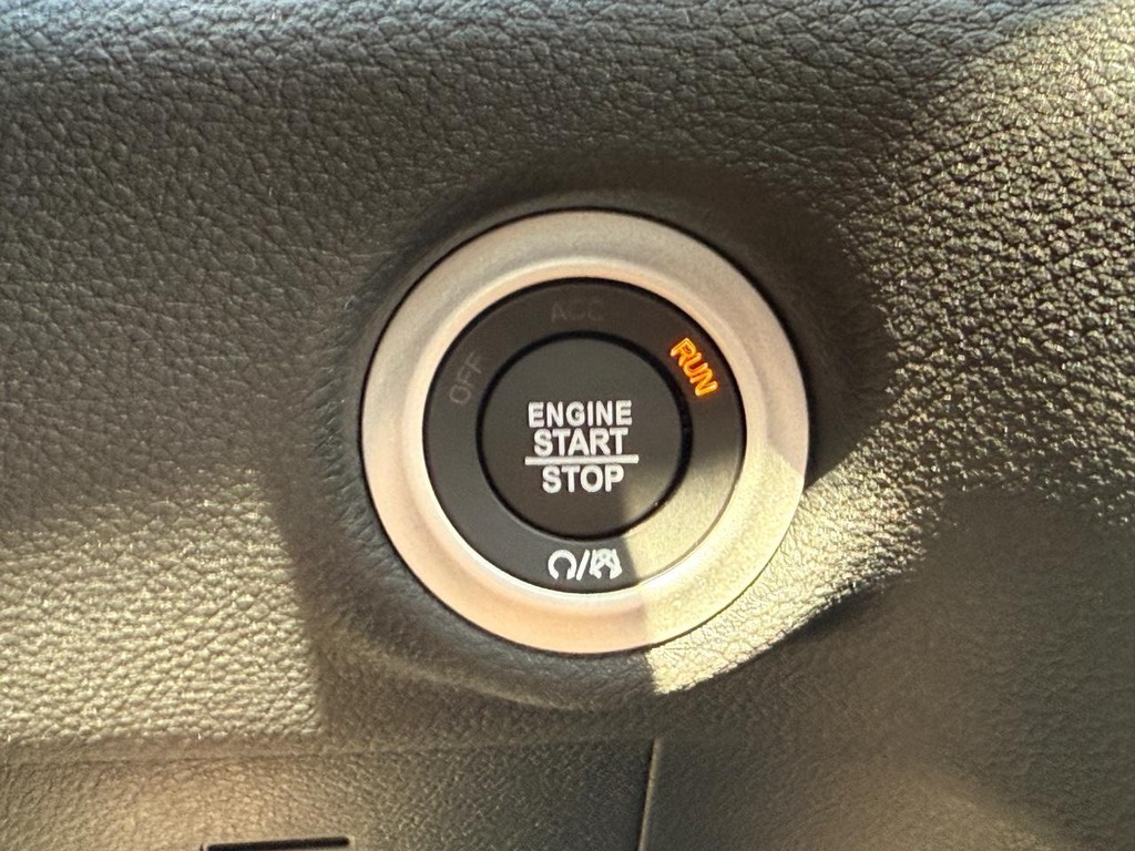 Chrysler Pacifica Vehicle Full-screen Gallery Image 12