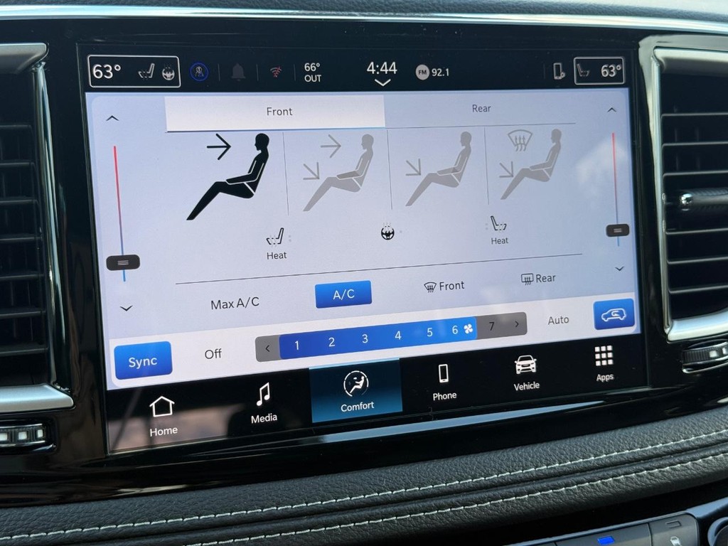 Chrysler Pacifica Vehicle Full-screen Gallery Image 14