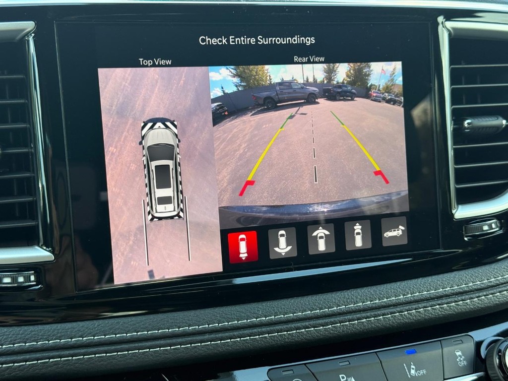 Chrysler Pacifica Vehicle Full-screen Gallery Image 15