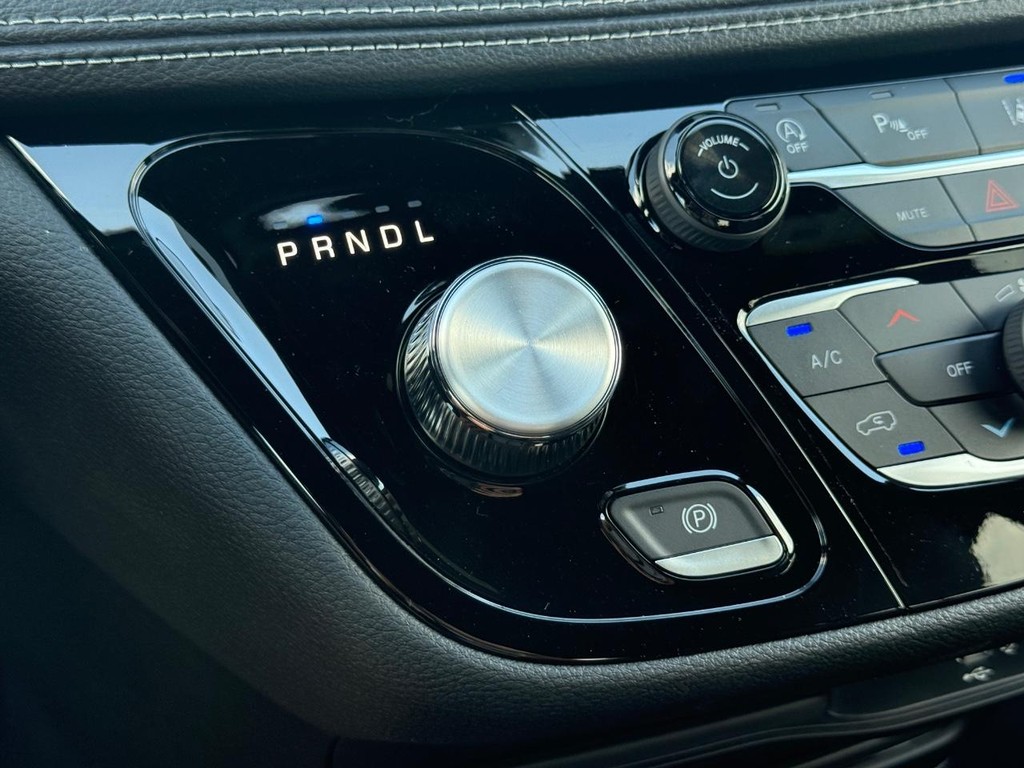 Chrysler Pacifica Vehicle Full-screen Gallery Image 16