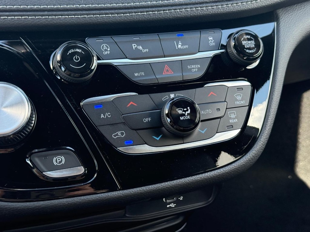 Chrysler Pacifica Vehicle Full-screen Gallery Image 17