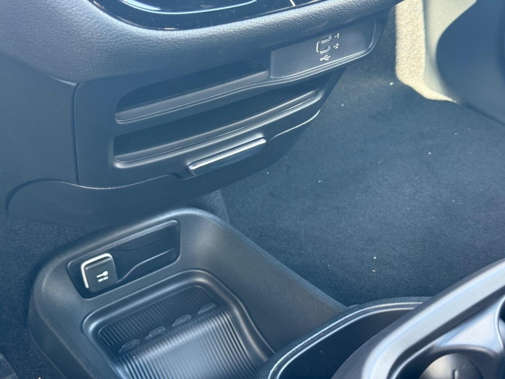 Chrysler Pacifica Vehicle Full-screen Gallery Image 18