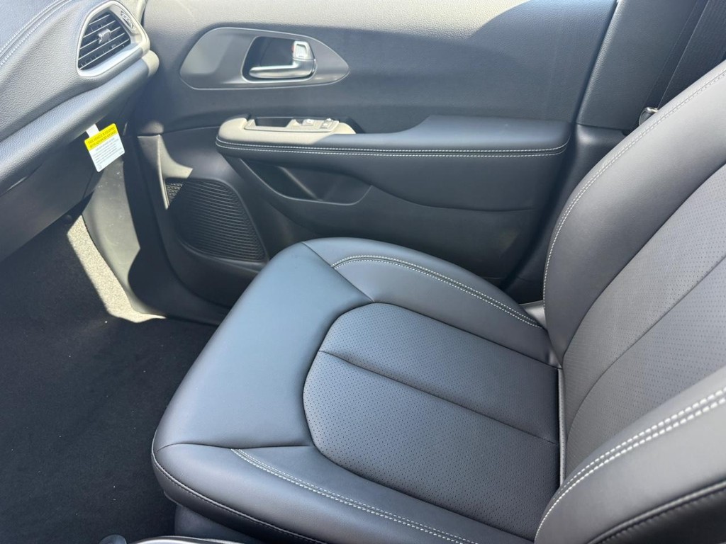 Chrysler Pacifica Vehicle Full-screen Gallery Image 19