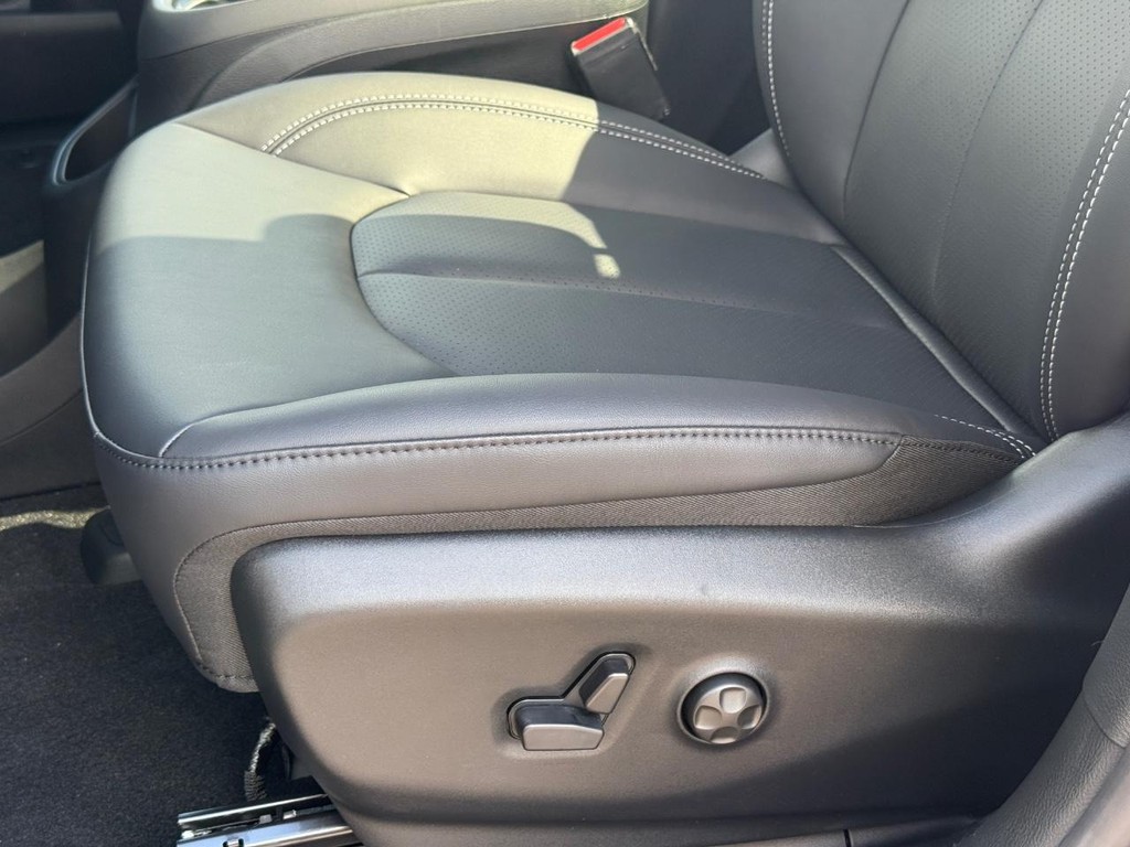 Chrysler Pacifica Vehicle Full-screen Gallery Image 21