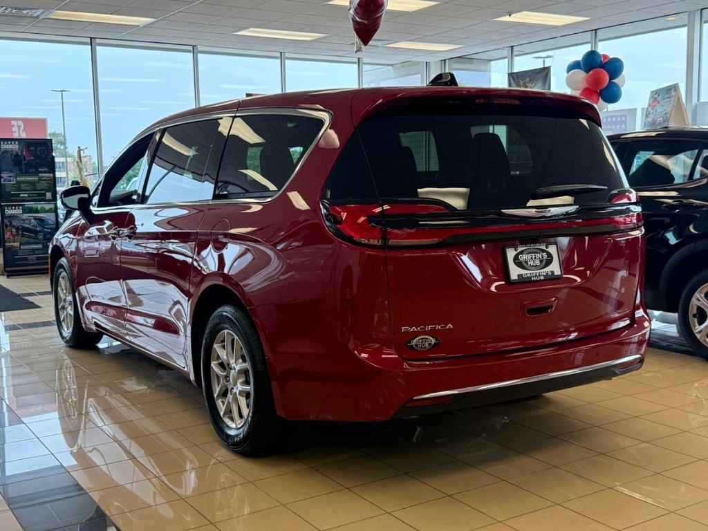 Chrysler Pacifica Vehicle Full-screen Gallery Image 03