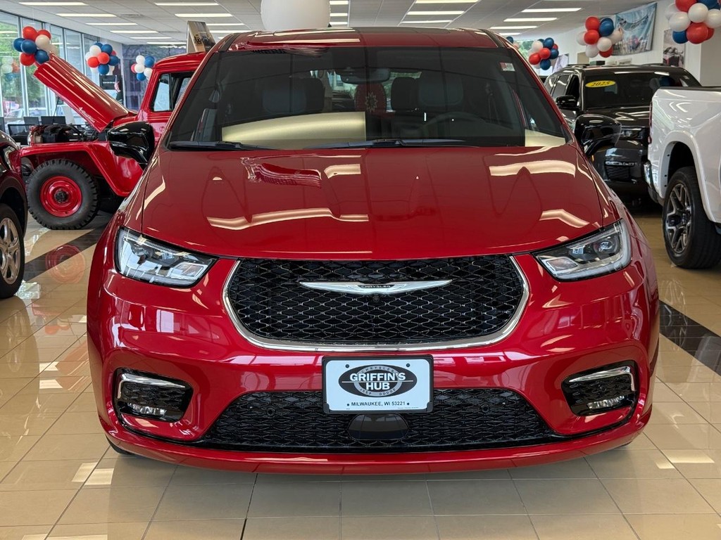 Chrysler Pacifica Vehicle Full-screen Gallery Image 05