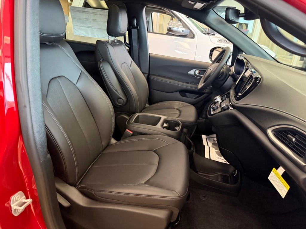 Chrysler Pacifica Vehicle Full-screen Gallery Image 06