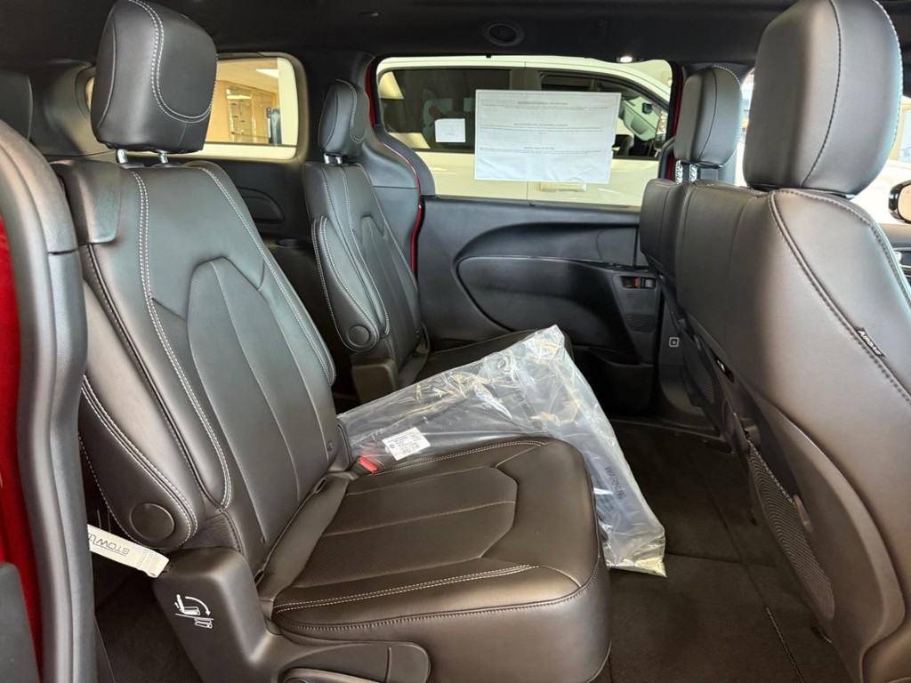 Chrysler Pacifica Vehicle Full-screen Gallery Image 07