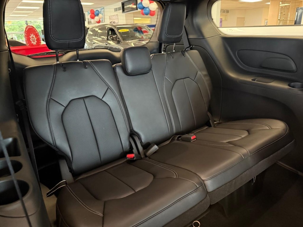 Chrysler Pacifica Vehicle Full-screen Gallery Image 08