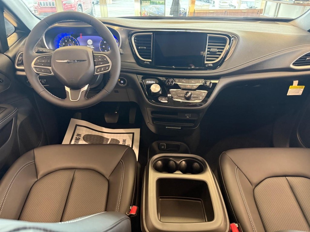 Chrysler Pacifica Vehicle Full-screen Gallery Image 09