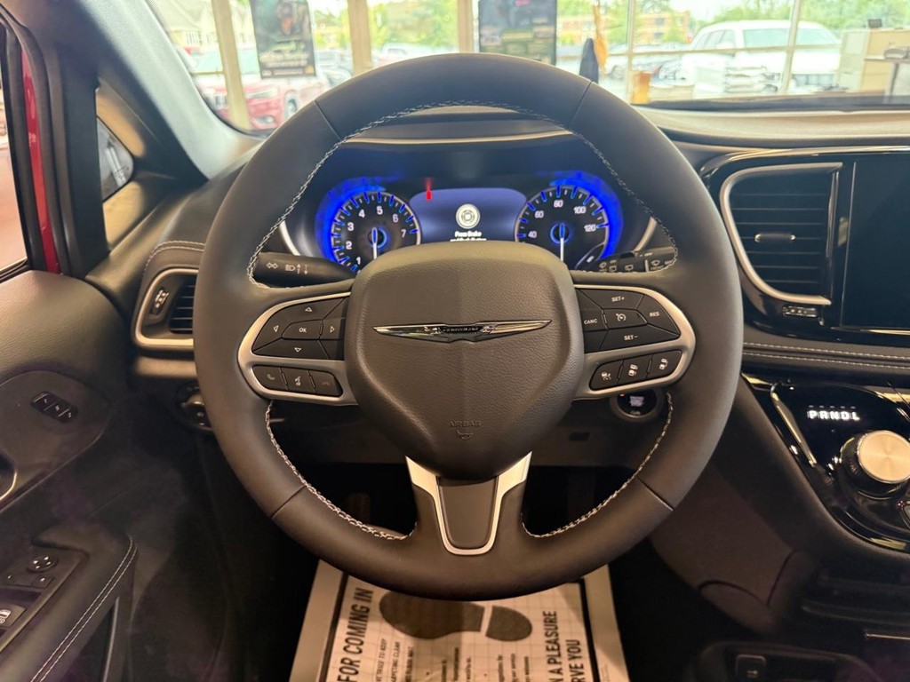 Chrysler Pacifica Vehicle Full-screen Gallery Image 10