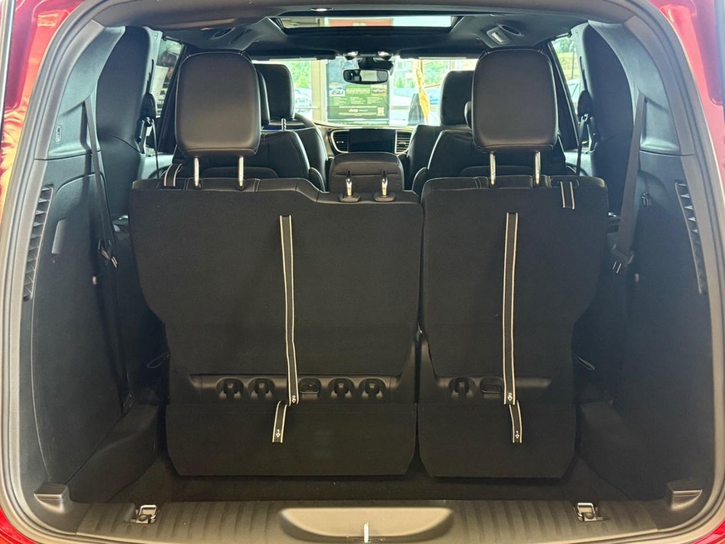 Chrysler Pacifica Vehicle Full-screen Gallery Image 12