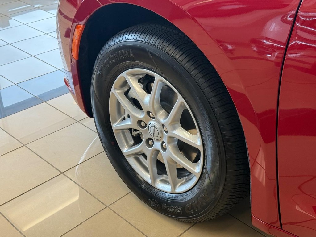 Chrysler Pacifica Vehicle Full-screen Gallery Image 13