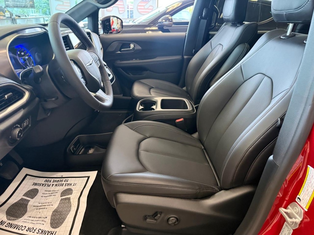 Chrysler Pacifica Vehicle Full-screen Gallery Image 14