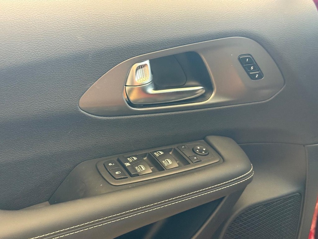 Chrysler Pacifica Vehicle Full-screen Gallery Image 15