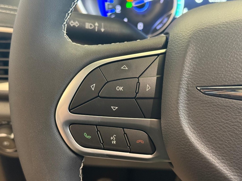 Chrysler Pacifica Vehicle Full-screen Gallery Image 16