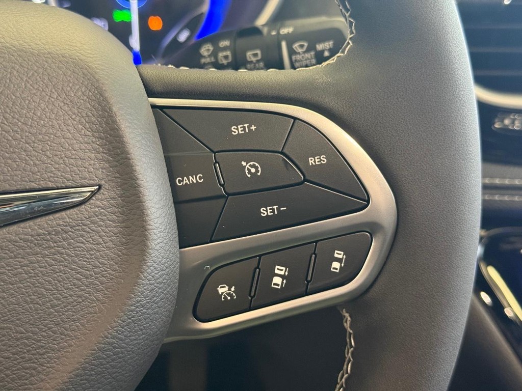 Chrysler Pacifica Vehicle Full-screen Gallery Image 17