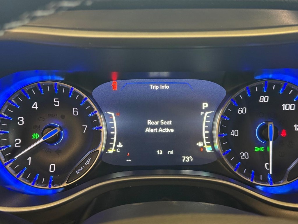 Chrysler Pacifica Vehicle Full-screen Gallery Image 18