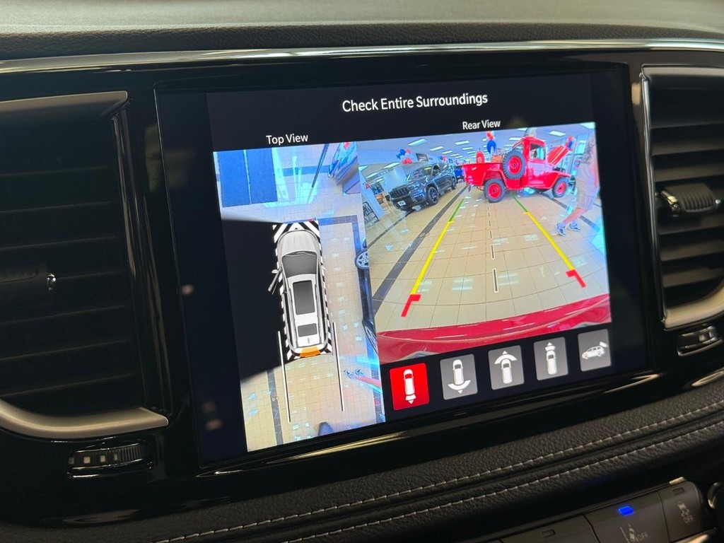 Chrysler Pacifica Vehicle Full-screen Gallery Image 20