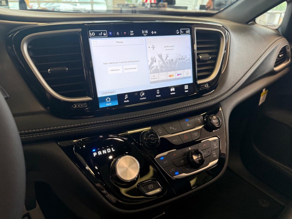 Chrysler Pacifica Vehicle Full-screen Gallery Image 21